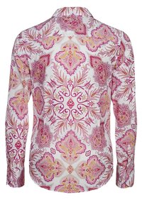 Camicia a maniche lunghe di colore bianco con un ampio motivo paisley rosa e oro; presenta un colletto classico e polsini con bottone.