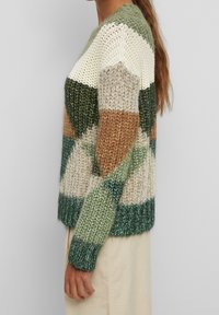Sweter dziergany z geometrycznym wzorem w kolorach zielonym, beżowym i brązowym. Teksturowana tkanina i ściągacze. Okrągły dekolt.
