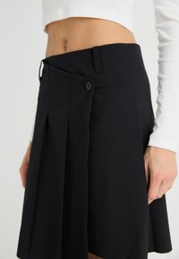 Weekday PLEATED MIDI SKIRT - Omlottkjol - black