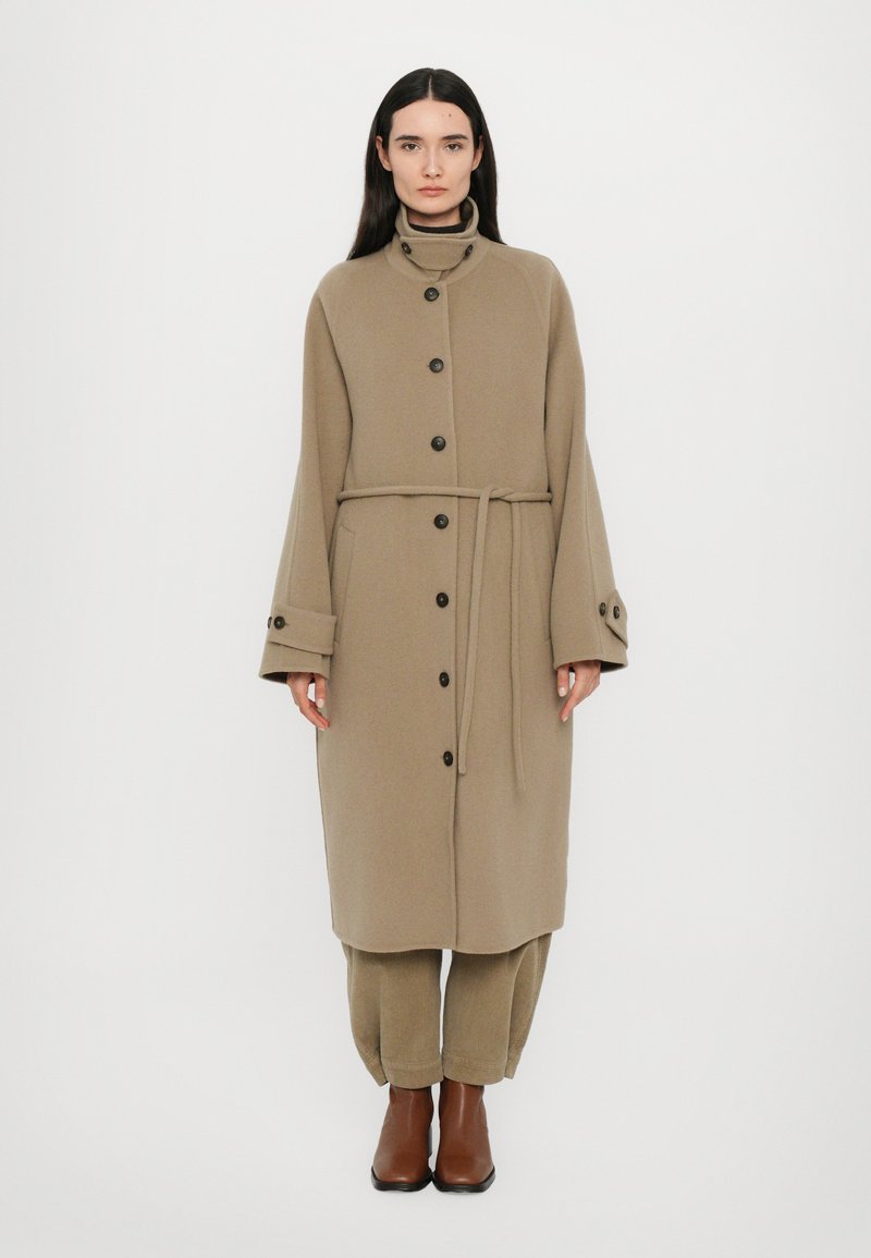 CLOSED BELTED COAT - Klasszikus kabát - clay beige