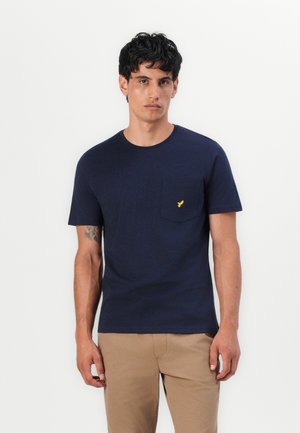 T-shirt en coton bleu marine à manches courtes, col rond et poche poitrine avec un petit logo jaune.