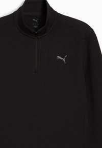 Sudadera negra con cremallera en el cuello, hecha de una tela suave, que presenta un alto cuello y un pequeño logo gris de Puma en el lado izquierdo del pecho.