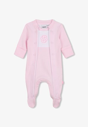 Zachtroze baby-onesie met voetjes, drukknoopsluiting aan de voorkant, lange mouwen en een wit paneel met een roze BOSS-logo op de borst.