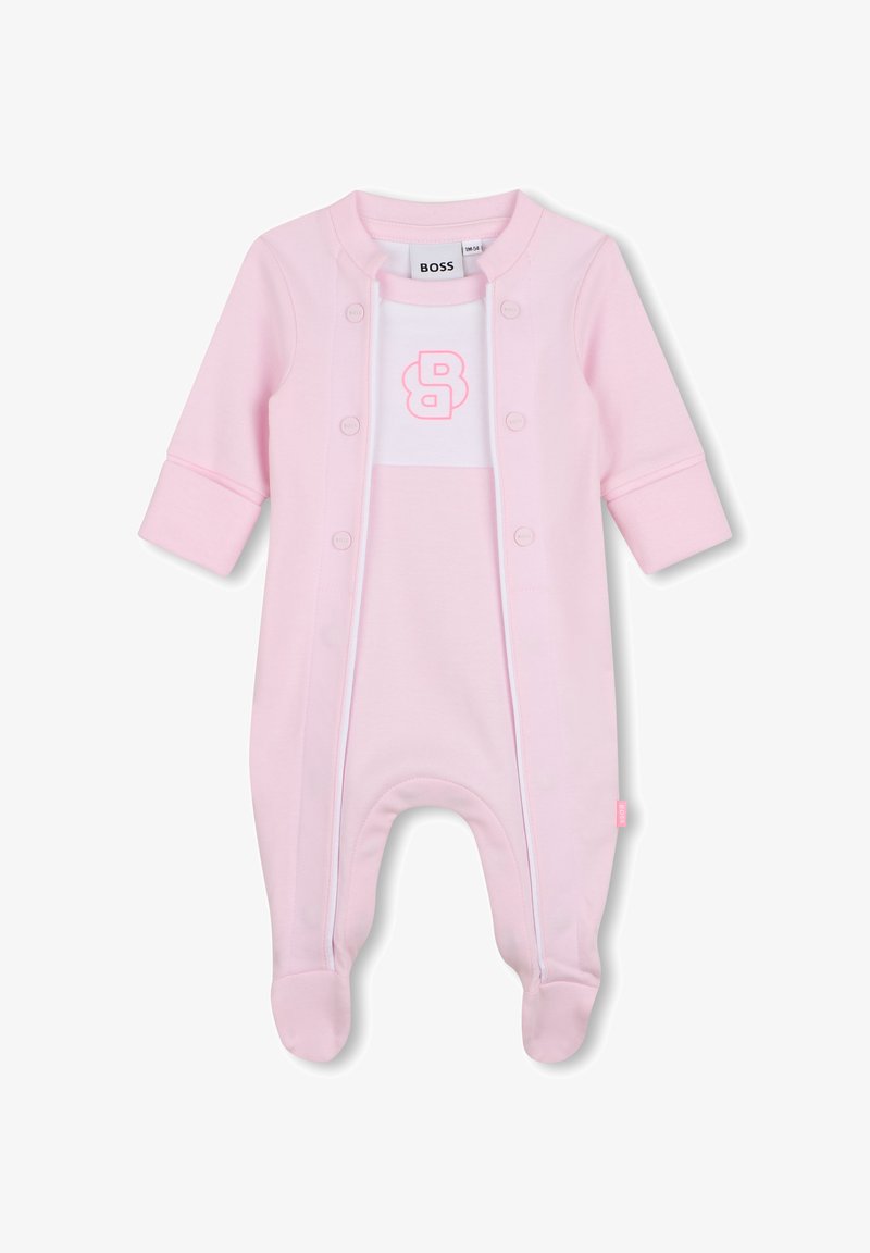 Grenouillère pour bébé en rose doux avec boutons-pression à l'avant, manches longues, et un panneau blanc arborant un logo BOSS rose sur la poitrine.