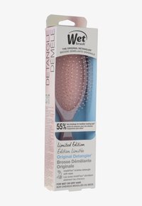 Wet Brush Original Detangler in een beperkte editie heeft een roze ergonomisch handvat met flexibele borstelharen voor minder haarbreuk.