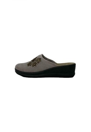 Scarpa slip-on in suede grigia con decorazioni floreali e perline. Presenta un tacco a zeppa leggero e una suola in gomma nera, che offrono stabilità e comfort.