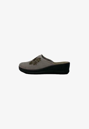 Scarpa slip-on in suede grigia con decorazioni floreali e perline. Presenta un tacco a zeppa leggero e una suola in gomma nera, che offrono stabilità e comfort.