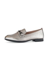 Silberne Leder-Loafer mit strukturiertem Finish, ausgestattet mit einer schwarzen Schnallenakzent und einem niedrigen, quadratischen Absatz. Klassisches Design, minimalistische Details.