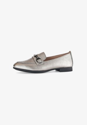 Silberne Leder-Loafer mit strukturiertem Finish, ausgestattet mit einer schwarzen Schnallenakzent und einem niedrigen, quadratischen Absatz. Klassisches Design, minimalistische Details.