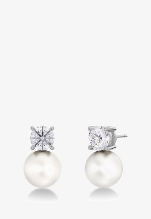 Naušnice od bisera s bijelom sferičnom bazom i prozirnim okruglim kristalom na vrhu. Srebro u materijalu naglašava eleganciju dizajna.