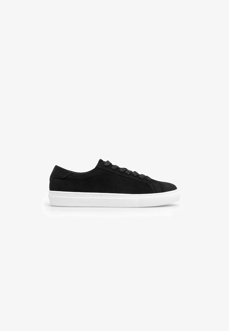 Schwarze Wildledersneaker mit niedrigem Schnitt, weißer Gummi-Sohle und sechs Ösen Schnürverschluss. Subtile Logodetails an der Seite.