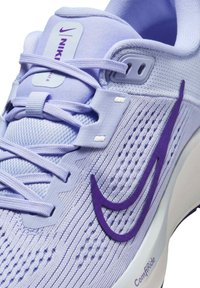 Zapatilla deportiva de color morado claro con parte superior de malla, diseño texturizado, logo de swoosh púrpura y acentos blancos. Cuenta con amortiguación ComfiRide.