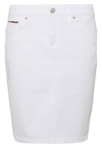 Jupe en denim blanc avec une coupe ajustée. Présente des poches avant, une fermeture à bouton en métal, et un design rayé contrasté sur la poche.