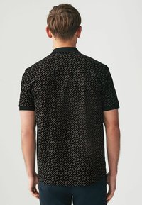 Next FLOCKED - Pikeepaita - black chain