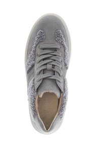 Grijze suède sneaker met grijze veters, fluffy textuur aan de zijkanten en een lichtbeige zachte binnenvoering.