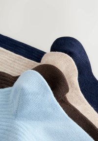 Neljä paria sukkia: vaaleansininen, ruskea, beige ja laivastonsininen. Resorikuvio, eri sävyjä, puolipitkät ja sileäpintainen kangas.