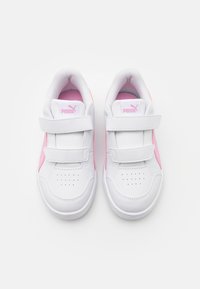 Sneakers bianchi con accenti rosa, dotati di due strap in Velcro, design della punta perforato e interno imbottito per il comfort.