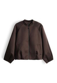 Bruine bomberjas met een ronde kraag, ritssluiting en twee zijzakken. Heeft een gladde, matte textuur en loszittende mouwen.