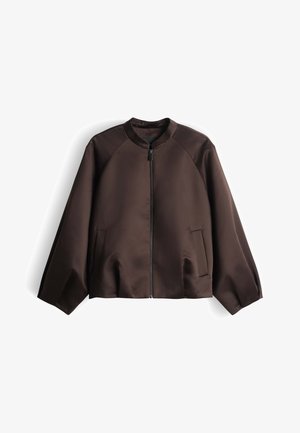 Giacca bomber marrone con collo rotondo, chiusura con zip e due tasche laterali. Presenta una texture liscia e opaca e maniche ampie.