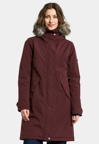 Bordeauxroter Wintermantel mit einer Kapuze aus Kunstfell, langen Ärmeln und Seitentaschen. Verfügt über einen geraden Schnitt und eine langlebige, glatte Textur.