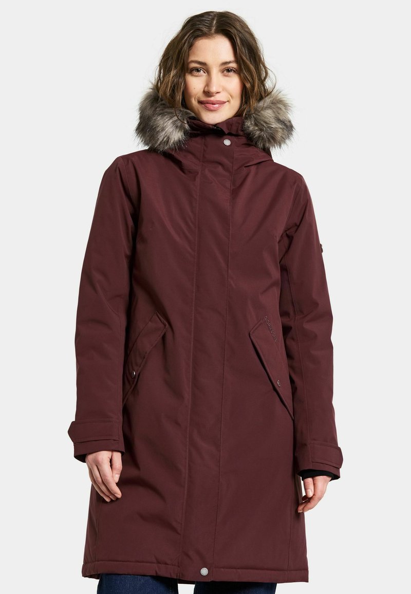 Bordeauxroter Wintermantel mit einer Kapuze aus Kunstfell, langen Ärmeln und Seitentaschen. Verfügt über einen geraden Schnitt und eine langlebige, glatte Textur.
