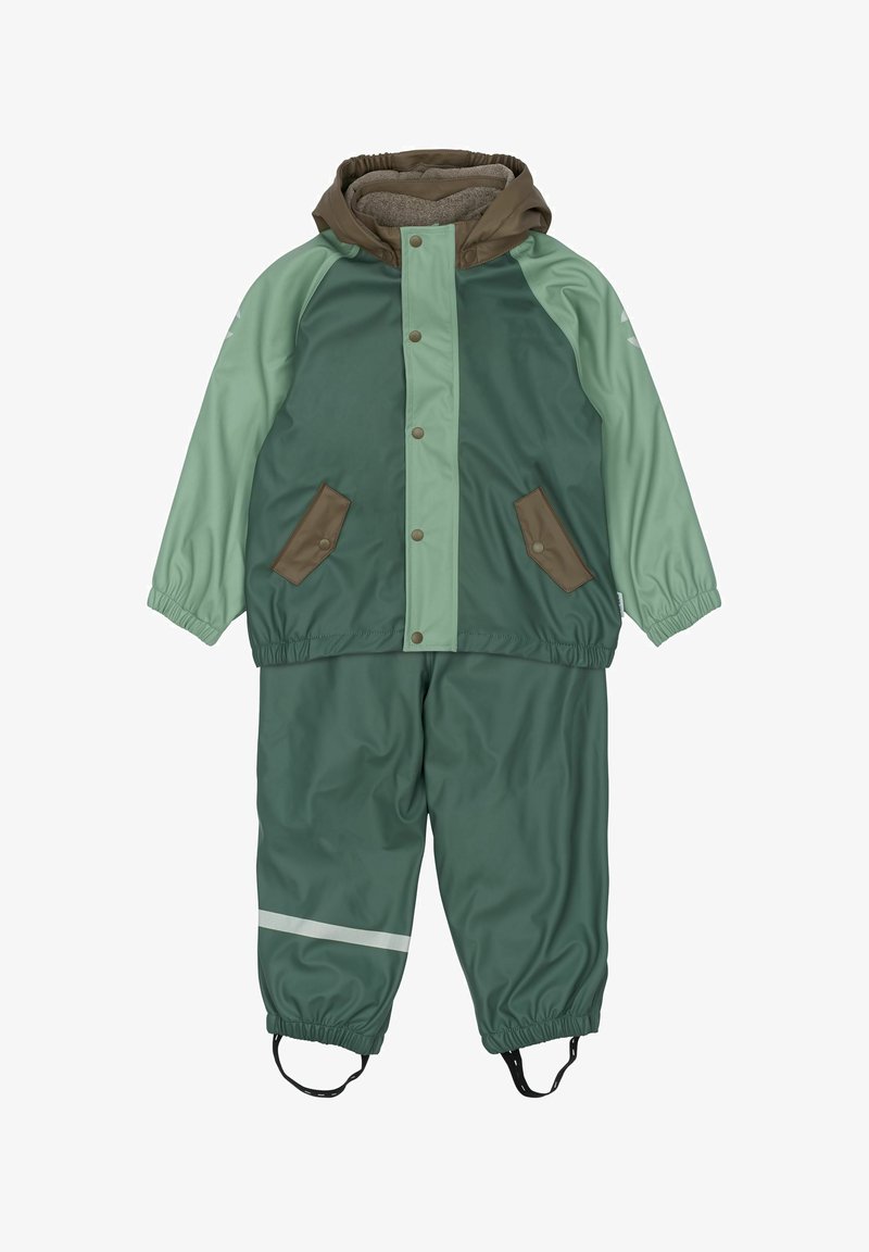 Groene regenpak met een bruine capuchon, voorzien van drukknoopsluiting, twee bruine zakken, elastische manchetten en een reflecterende witte streep op de broek.