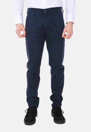 Chinos blu navy su misura con vestibilità slim, realizzati in tessuto misto cotone. Presentano una chiusura con zip, bottone e tasche laterali.