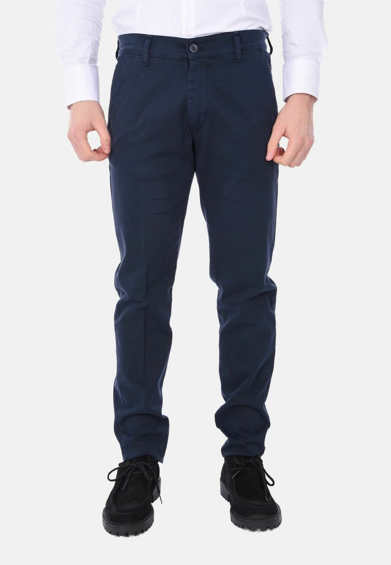 Chinos blu navy su misura con vestibilità slim, realizzati in tessuto misto cotone. Presentano una chiusura con zip, bottone e tasche laterali.