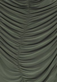 Tessuto verde oliva con dettagli di arricciatura verticale e una texture liscia, creando pieghe raccolte lungo il centro.