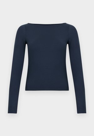 Haut à manches longues bleu marine avec un col bateau. Confectionné dans un tissu doux et extensible. Présente une silhouette ajustée et une construction sans coutures.