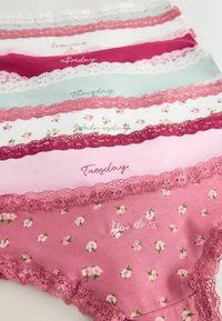Set de șapte perechi de chiloți colorați, cu modele florale și dantelă decorativă, etichetați cu zilele săptămânii în broderie cursivă.