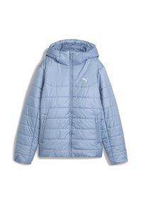 Svetlomodrá zateplená bunda Puma s kapucňou, predným zipsom, dvoma zipsovými vreckami a logom na hrudi, položená na bielom pozadí.