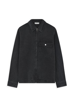 Melna džinsa jaka ar apkakli, rāvējslēdzēju un vienu krūšu kabatu ar spiedpogu. Gluda tekstūra un garas piedurknes.