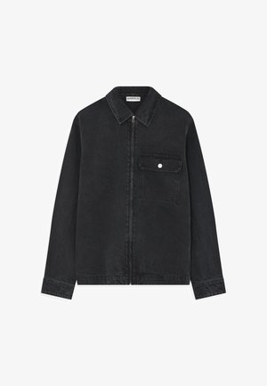 Melna džinsa jaka ar apkakli, rāvējslēdzēju un vienu krūšu kabatu ar spiedpogu. Gluda tekstūra un garas piedurknes.