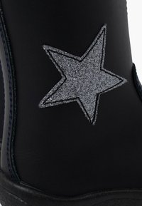 Pisamonas - Śniegowce