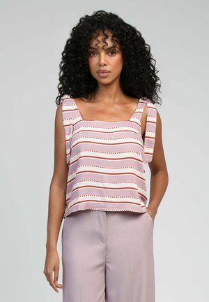 Débardeur sans manches de couleur rose clair avec des rayures horizontales blanches et rouges. Encolure carrée et bretelles en ruban. Tissu doux et léger avec une coupe ample.