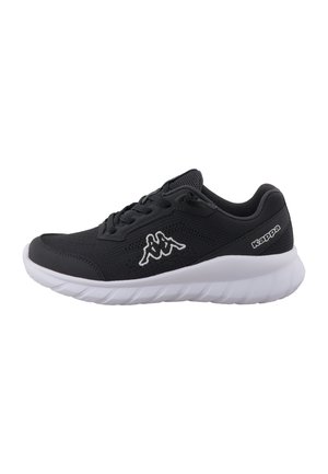 Czarny sportowy sneaker z białą podeszwą, oddychającą siateczkową cholewką, zapięciem na sznurowadła i logo Kappa na boku oraz na pięcie.