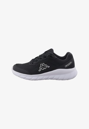 Schwarzer Sportschuh mit weißer Sohle, atmungsaktivem Mesh-Obermaterial, Schnürverschluss und Kappa-Logo an der Seite und Ferse.