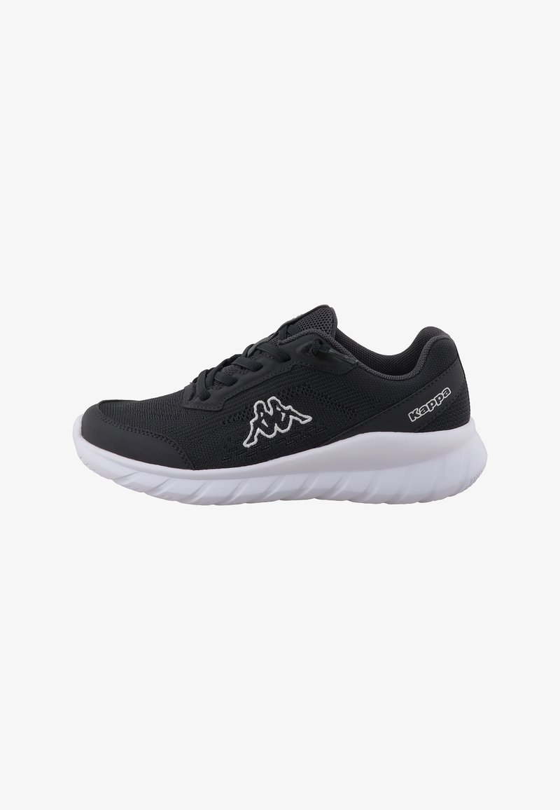 Basket de sport noire avec semelle blanche, dessus en mesh respirant, fermeture par lacets et logo Kappa sur le côté et le talon.