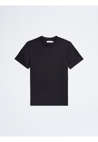 Camiseta preta de algodão com mangas curtas, decote redondo e logótipo subtil bordado no peito. Textura lisa e plana, design ajustado.