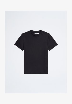 Crna pamučna majica kratkih rukava s okruglim izrezom i suptilnim vezanim logotipom na prsima. Ravna, glatka tekstura, kroj koji pristaje tijelu.