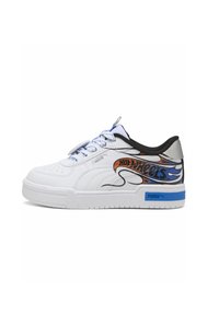 Zapatillas sintéticas blancas con gráficos de Hot Wheels en azul y naranja, suela texturizada, diseño con cordones y un cuello acolchado.