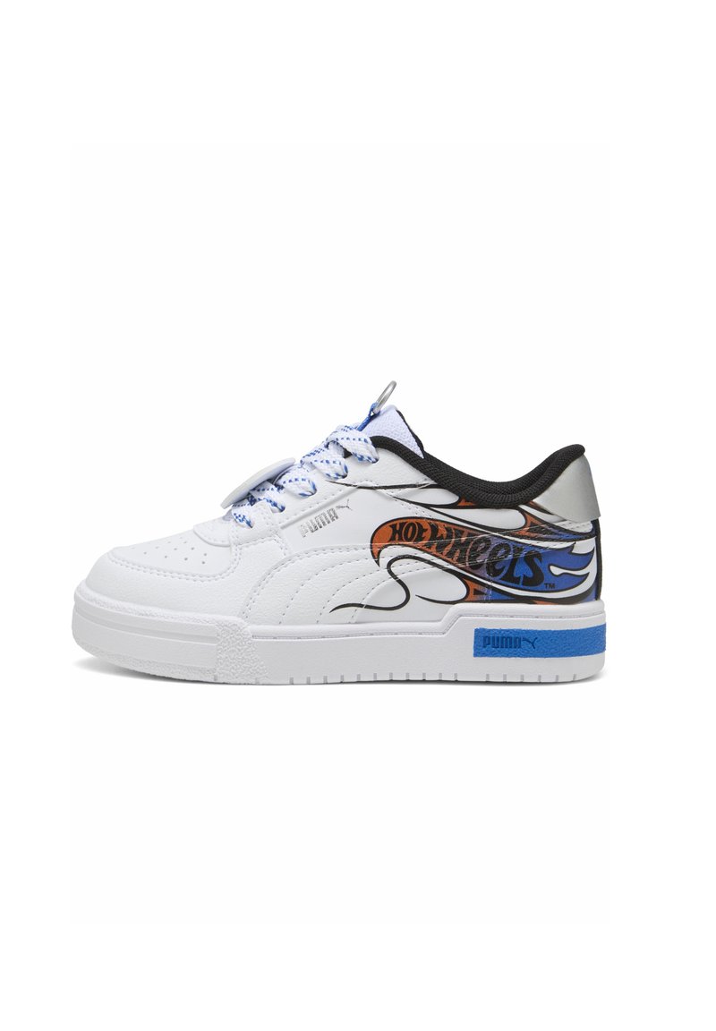 Zapatillas sintéticas blancas con gráficos de Hot Wheels en azul y naranja, suela texturizada, diseño con cordones y un cuello acolchado.