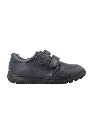 Zapato de cuero negro con punta redondeada, dos cintas ajustables de velcro, acentos texturizados en la puntera y suela de goma.