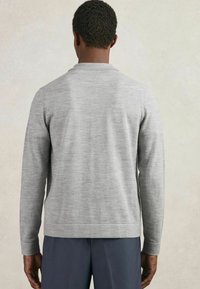 Grauer Strickpullover mit klassischem Rundhalsausschnitt und langen Ärmeln. Weiche Textur, gerippte Ärmelbündchen und Saum, schlichte Optik ohne Muster.