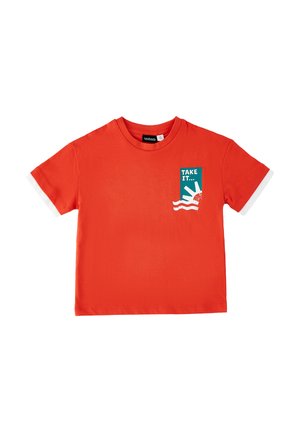 Czerwona koszulka z krótkim rękawem z turkusowym kwadratowym wzorem przedstawiającym słońce i fale oraz tekstem "TAKE IT…" na lewej piersi.