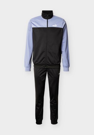 Čierna a svetlomodrá tepláková súprava, bunda na zips s vysokým golierom, čierne nohavice, obe s bielym logom Puma. Hladká, športová tkanina.