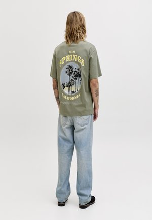 Jack & Jones, JJCITY TEE - Nyomott mintás póló - vetiver