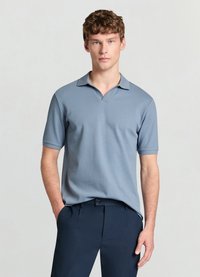 Kurzärmeliges Poloshirt in Hellblau mit strukturierter Stoffqualität, V-Ausschnitt und schlichtem Design. Kombiniert mit einer dunklen Hose.