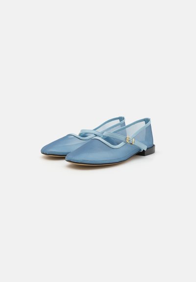 Sapatos planos de tom azul claro com bico fino, apresentando uma faixa larga na parte frontal e um pequeno salto preto. Feitos de um material liso e semi-transparente.